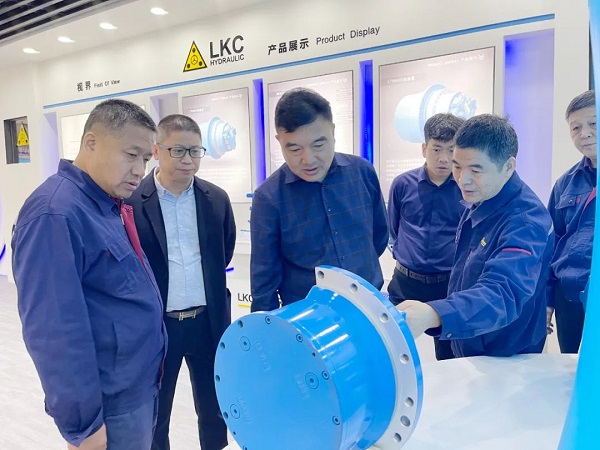 廣州塔山機(jī)械、廣州韓川液壓、江蘇靖江新世紀(jì)液壓、無錫密斯特智能裝備制造有限公司一行6人蒞臨力克川參觀交流2.jpg
